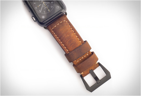 nomad-leather-strap-apple-watch-3.jpg