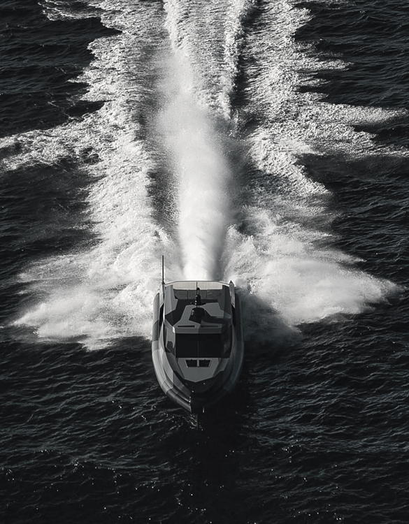 cest-normal-52r-hybrid-speedboat-12.jpg