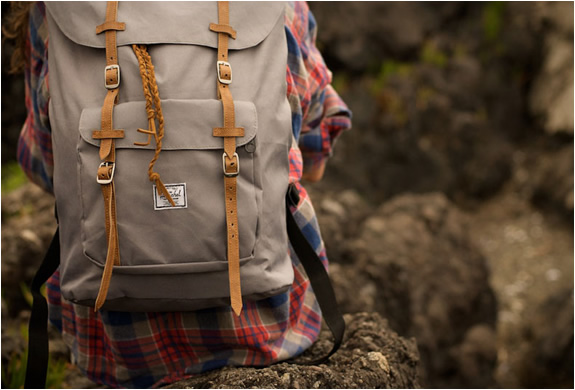 LITTLE AMERICA BACKPACK | BY HERSCHEL SUPPLY | Image