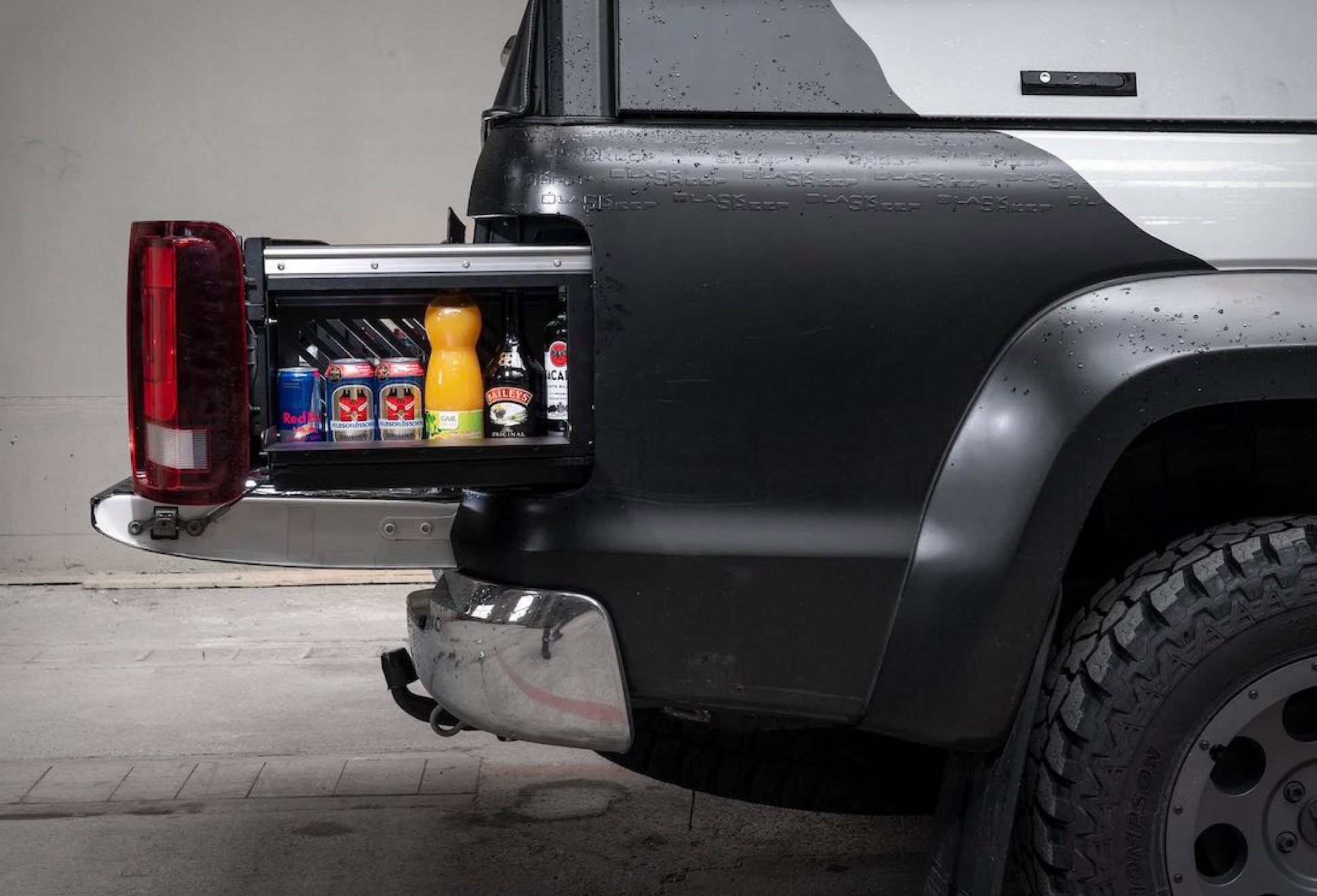 HIDDEN TAILLIGHT DRAWERS | Image