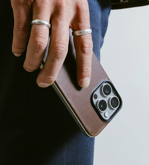 nomad-magnetic-leather-back-iphone-case-5.jpeg | Image