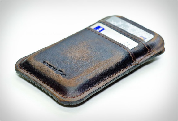 portel-aged-leather-pocket-for-iphone-2.jpg | Image
